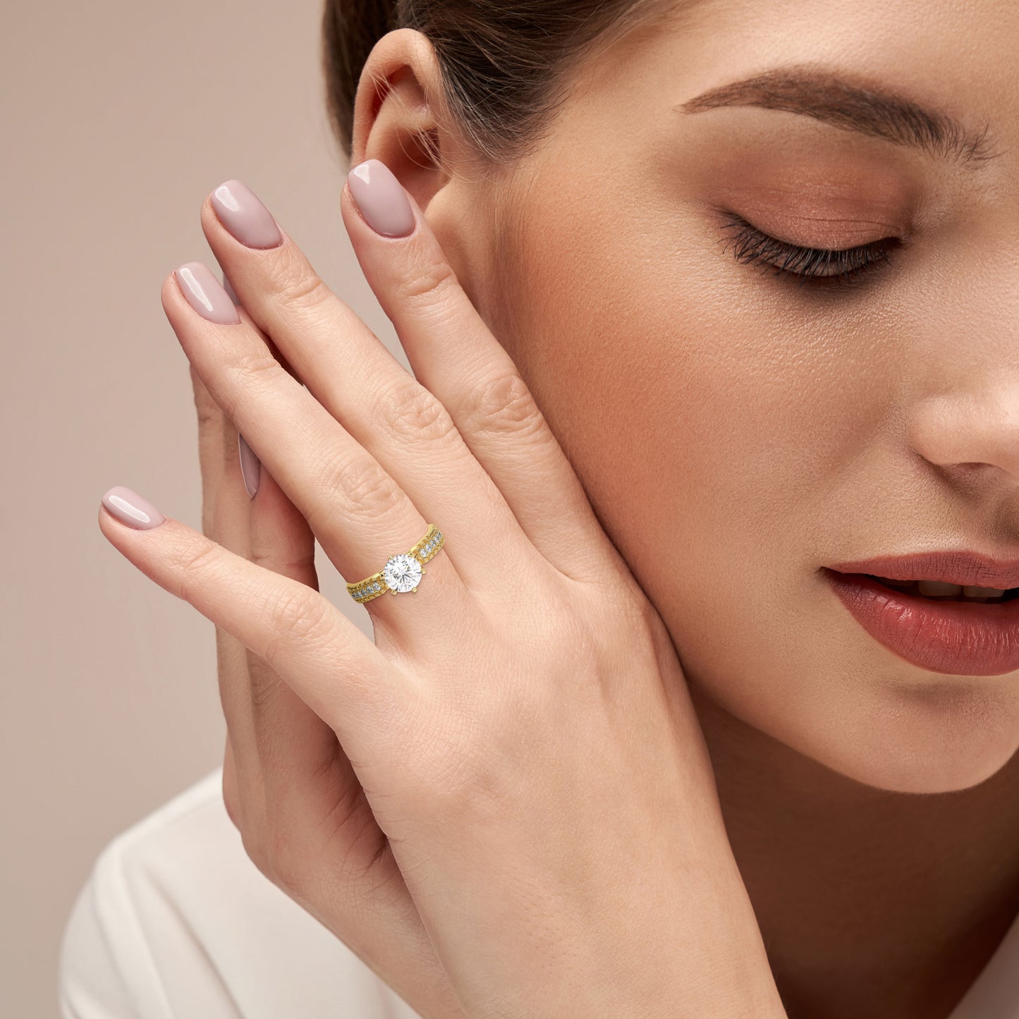 SOPHIA ROUND CUT RING WITH SIDE STONES WITH A TAPERED SETTING, GOLD